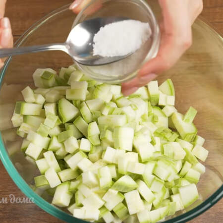  Нарезанные кабачки перекладываем в миску. Солим примерно половиной столовой ложкой соли. И перемешиваем. Оставляем кабачки на 15 минут, чтоб они пустили сок.
