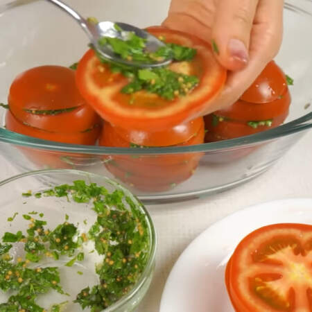 Кружочки подготовленных помидоров обмазываем маринадом с одной стороны 
