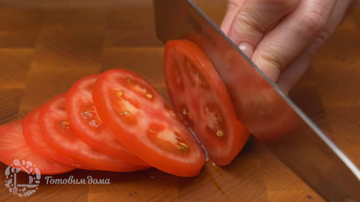 Один помидор среднего размера нарезаем кружочками. Если помидор крупный, то его понадобится половина.
