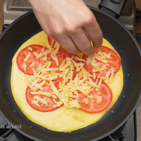 Сверху выкладываем кружочки помидоров. Если есть колбаса, то ее тоже можно нарезать кружочками и выложить на помидоры. Посыпаем тертым сыром.