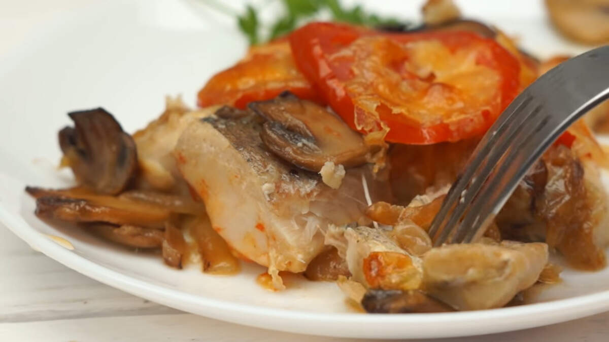 Запеченный хек под сырно-грибной корочкой с помидорами получился сочным и очень вкусным. В этом блюде отлично сочетается нежная рыба с ароматными грибами и приятной кислинкой помидоров и все это под аппетитной сырной корочкой.
