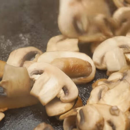 Нарезанные грибы кладем на раскаленную сковороду с небольшим количеством подсолнечного масла. Обжариваем на большом огне постоянно перемешивая до испарения всей жидкости.