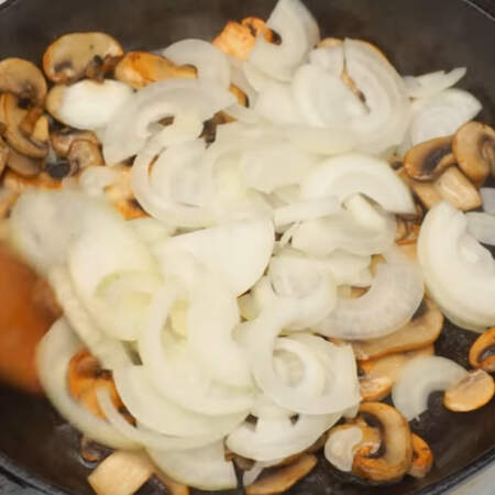 Вся влага из грибов уже испарилась, добавляем в сковороду еще немного подсолнечного масла и сюда же кладем нарезанный лук.