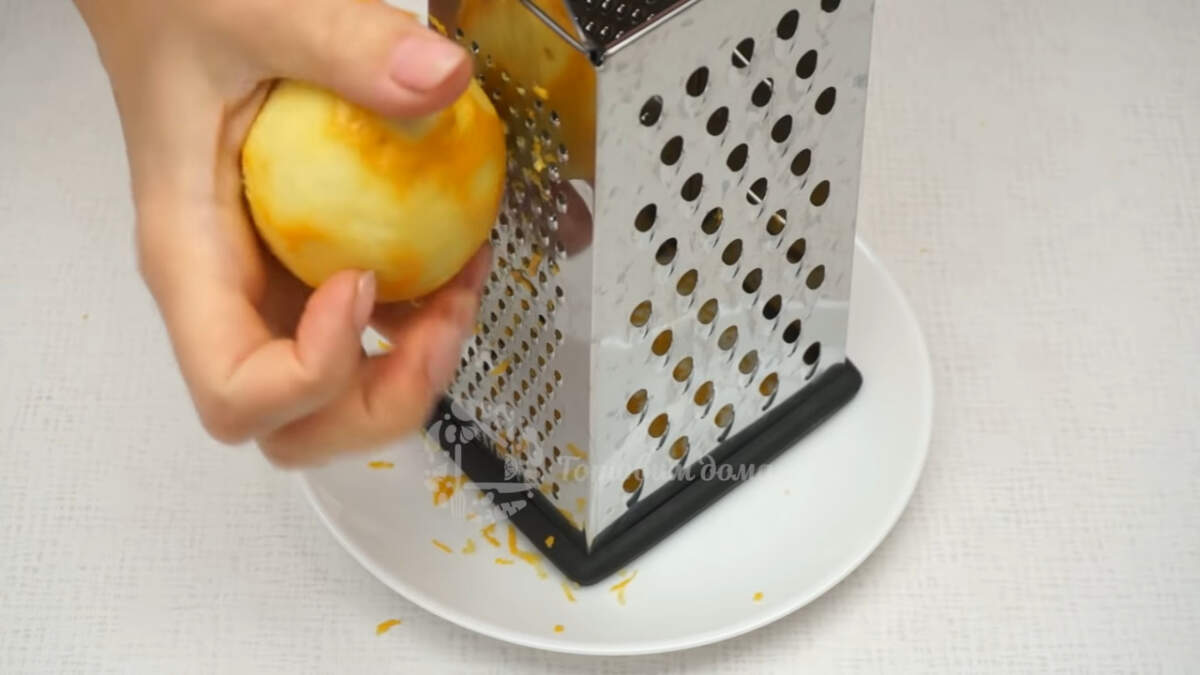 Сначала приготовим тесто. С одного лимона снимаем цедру с помощью мелкой терки, снимать нужно только желтый слой.
