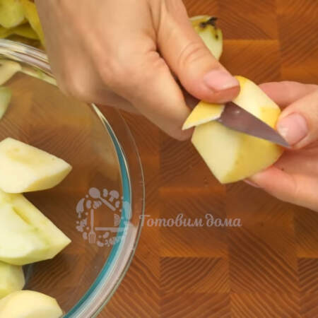 1,5 кг кисло-сладких яблок очищаем от сердцевины и шкурки.