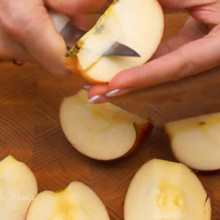 Также для пирога понадобится 1,5 кг яблок. Яблоки можно брать любых сортов.
Яблоки моем, разрезаем на 4 части и вырезаем у них сердцевинки.