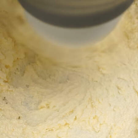 Масло с сахаром взбиваем миксером на большой скорости до бела. В зависимости от скорости миксера на это уходит от 3 до 5 минут.
