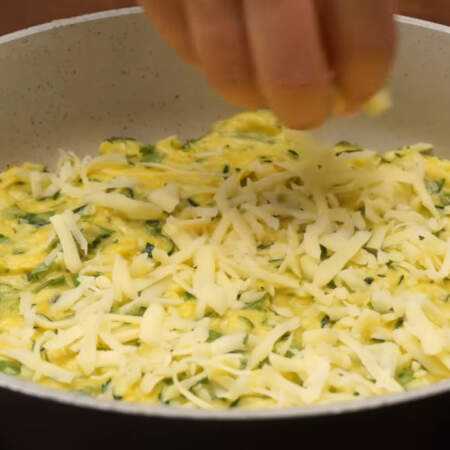 Сверху лепешку посыпаем оставшимся тертым сыром.
