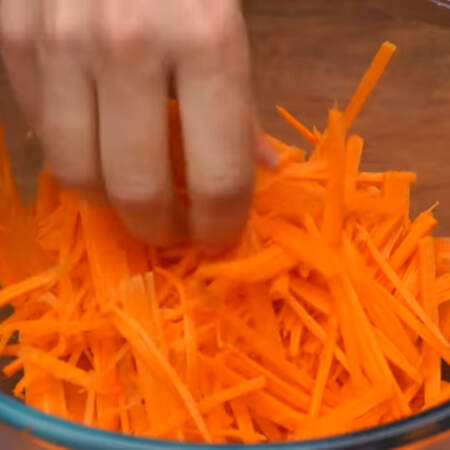 Две большие морковки трем на терке для моркови по корейски или на обычной крупной терке.
