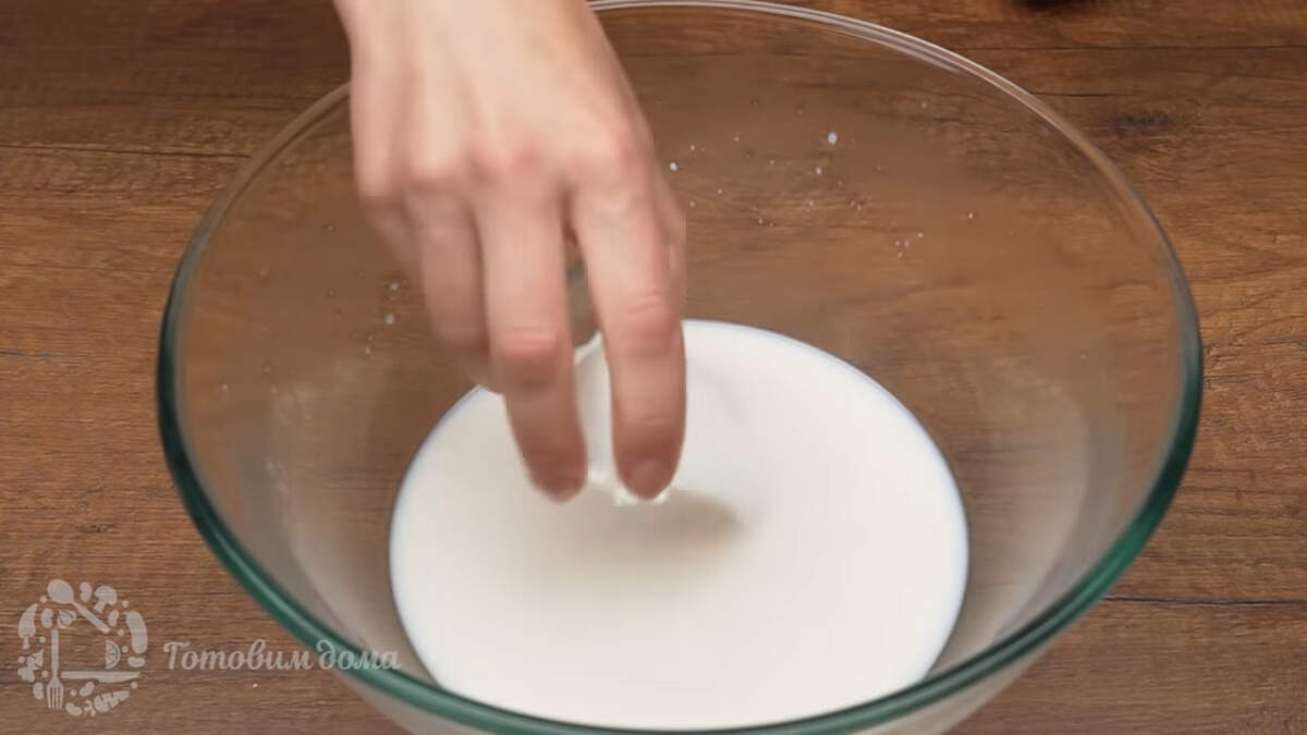 Прошло 15 минут, замешиваем тесто.
В молочную смесь насыпаем 10 г ванильного сахара.  Все перемешиваем.