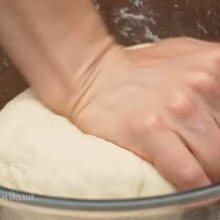 Вымешиваем тесто около 5 минут сначала ложкой, а затем руками. 