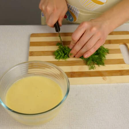 Во вторую часть сырной массы добавляем мелко нарезанный пучок укропа и все хорошо перемешиваем. 