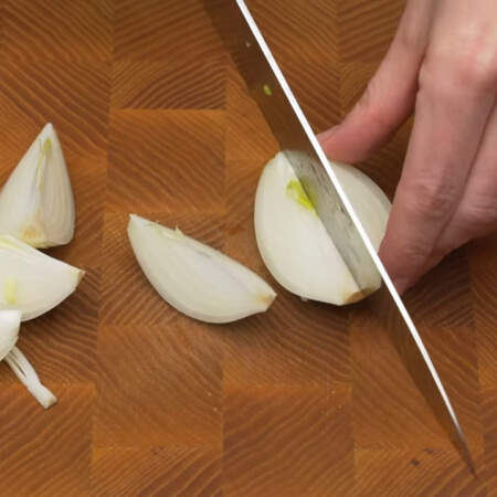 Две луковицы среднего размера нарезаем дольками. Я каждую луковицу разрезала на 6 долек.
