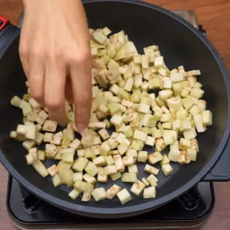 Подготовленные баклажаны обжариваем на сковороде с небольшим количеством растительного масла. Это количество баклажанов, обжариваем в 2 подхода. 