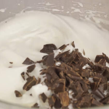 Рубленый шоколад добавляем во взбитые белки и немного перемешиваем.