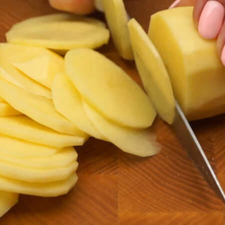 Три средних картофелины нарезаем кружочками как можно тоньше.