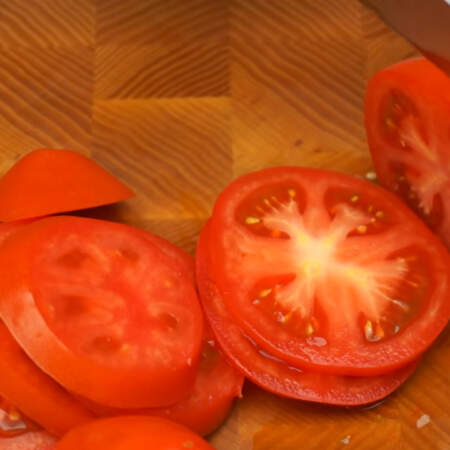 Три-четыре помидора среднего размера тоже нарезаем тонкими кружочками.