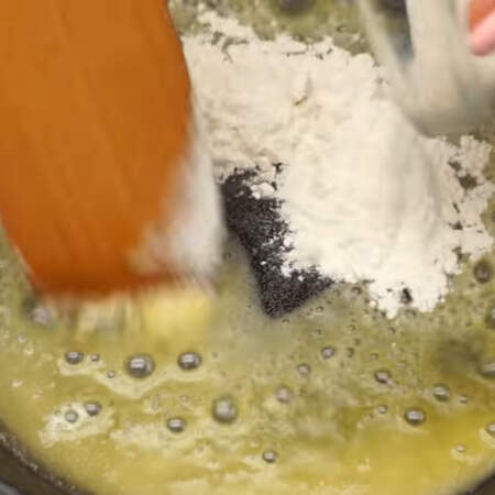 В растопленное масло добавляем 2 ст. л. муки, перемешиваем и немного солим.
Масло с мукой готовим еще 2-3 минуты на среднем огне до легкого потемнения смеси.