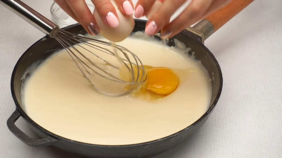 В соус добавляем одно яйцо и хорошо перемешиваем венчиком.