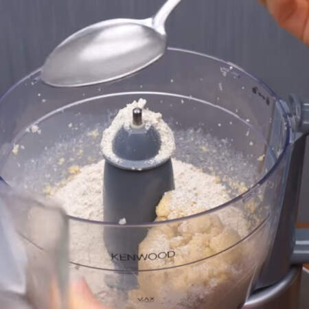 В чашу с масляной смесью насыпаем 80 г овсяной муки и наливаем 1 ст.л. подготовленной воды с солью и содой.