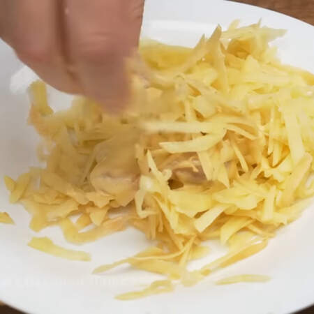  Сразу перекладываем в тертый картофель и посыпаем картофелем со всех сторон. 