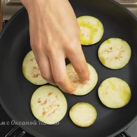Подготовленные баклажаны выкладываем на разогретую сковороду в один слой. На сковороду масла наливать не нужно. 