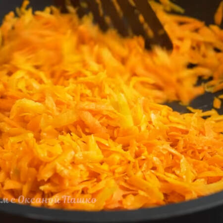 На разогретую сковороду с небольшим количеством растительного масла кладем тертую морковь. Пассеруем ее примерно 1-2 минуты. 