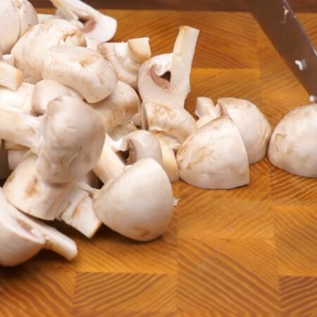 1 кг свежих очищенных шампиньонов среднего размера разрезаем вдоль на 4 части. Если взять грибы меньшего размера, то их будет достаточно разрезать пополам или даже оставить целыми.