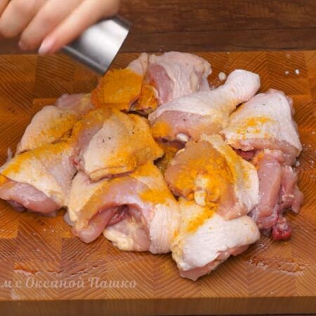 Мясо солим по вкусу, посыпаем примерно 1 ч. л. приправы карри и перчим. Все приправы распределяем по мясу руками.
