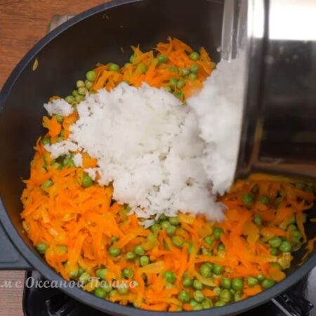 К овощам добавляем уже сваренный рис и перемешиваем. 