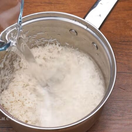 Сначала варим рис.
Один стакан риса хорошо промываем несколько раз в холодной воде.
Промытый рис солим по вкусу и заливаем 2 стаканами кипятка. Рис ставим на огонь закипать. 