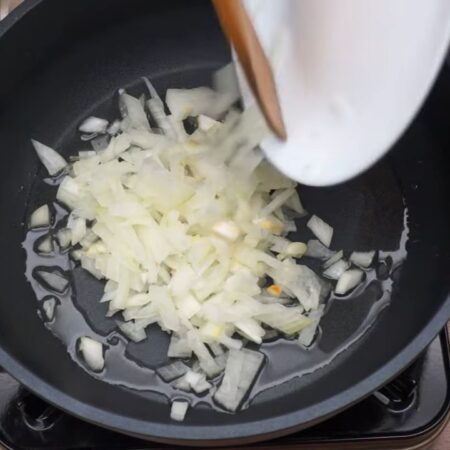На разогретую сковороду с растительным маслом кладем нарезанный лук. Пассеруем лук до золотистости. 