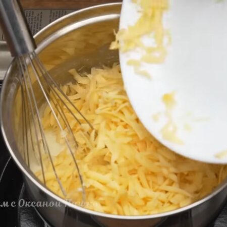 После закипания, провариваем соус его еще 2-3 минуты и добавляем тертый сыр. 