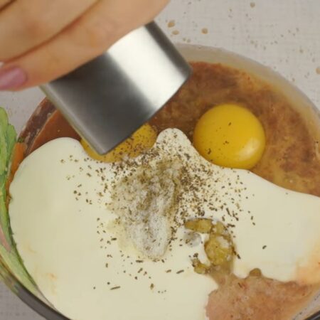 В полученную смесь разбиваем 2 яйца, наливаем 50 мл сливок любой жирности, добавляем соль и черный молотый перец по вкусу. 