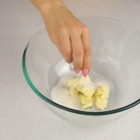 В миску, в которой будем замешивать тесто, кладем 75 г масла комнатной температуры, высыпаем 50 г сахара, 8 г ванильного сахара и щепотку соли. 