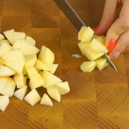 Теперь приготовим начинку для печенья. Два яблока очищаем от сердцевины и кожуры. Очищенные яблоки нарезаем небольшими кусочками. 