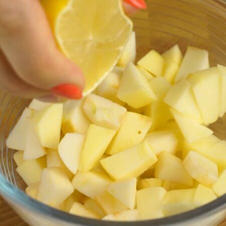 На порезанные яблоки выдавливаем примерно 2 ст. л. лимонного сока и перемешиваем. Лимонный сок не даст яблокам потемнеть. 