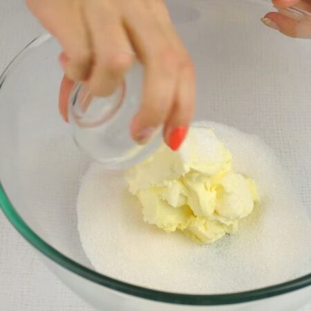 Сперва замесим тесто. 
В миску кладем 250 г масла комнатной температуры, высыпаем 100 г сахара и 10 г ванильного сахара. 