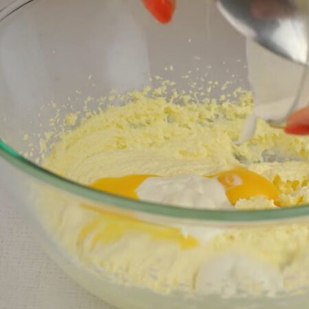 К масляной смеси добавляем 2 яичных желтка и 3 ст. л. сметаны любой жирности.