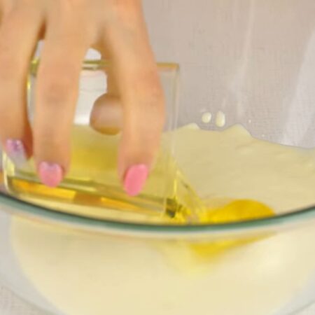 Получившуюся массу выливаем в миску, к ней добавляем 100 мл подсолнечного масла без запаха 