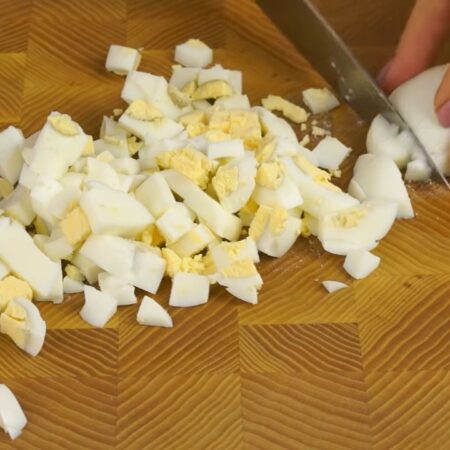 Приготовление салата начинаем с нарезки всех ингредиентов. 
Вареные яйца нарезаем небольшими кубиками. 