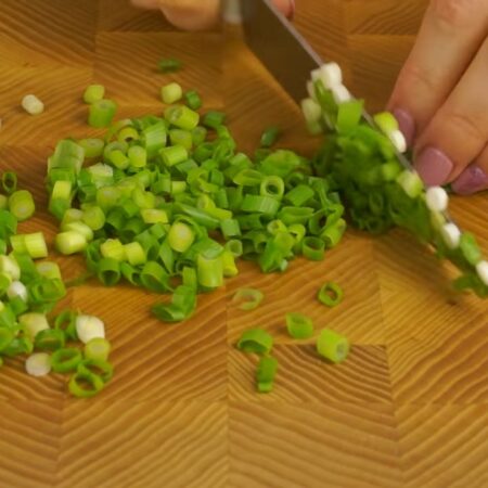 Нарезаем небольшой пучок зеленого лука. Часть лука оставьте для украшения салата сверху.