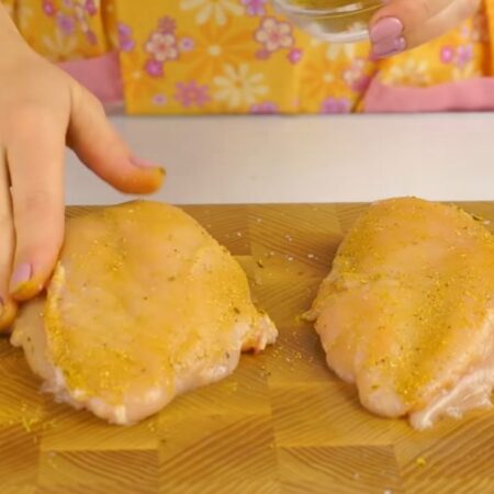 Филе солим, перцим и посыпаем приправой для курицы с двух сторон. Приправы с солью растираем руками по мясу.