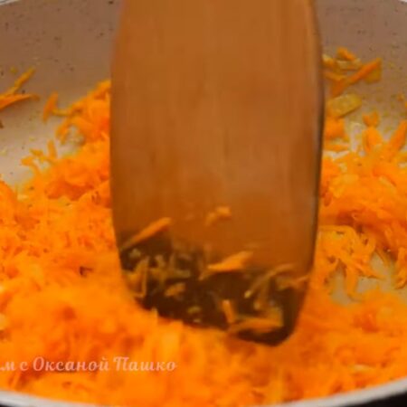 К луку добавляем тертую морковь. Пассеруем еще 3-4 минуты до мягкости моркови.