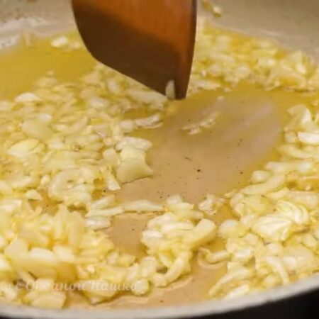В сковороду с небольшим количеством растительного масла кладем нарезанный лук. Пассеруем лук до золотистости. 