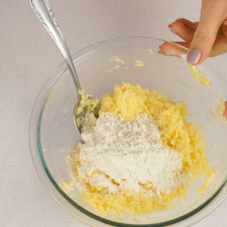 В сырную смесь добавляем 3 ст. л. муки.