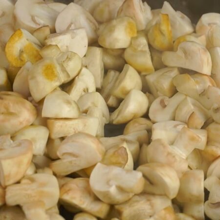 Нарезанные грибы выкладываем на раскаленную сковороду с небольшим количеством растительного масла. Жарим грибы на большом огне до тех пор, пока не испарится вся жидкость. 