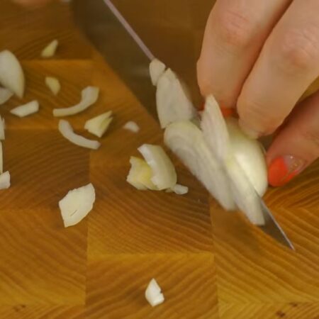 Нарезаем 2 луковицы четверть кольцами и добавляем его в сковороду. 