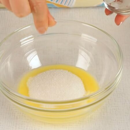 В растопленное сливочное масло добавляем сахар и щепотку соли. 