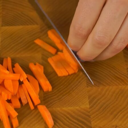 Сначала подготовим овощи. 
Одну морковь нарезаем небольшими брусочками.